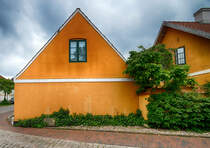 Typisch gelben Huser am Kallhoi in Kupfermhle (Gemeinde Harrislee). Die Siedlung liegt an der direkt an der deutsch-dnischen Grenze. Der Name des Ortes entstand aus dem Hammerwerk, das der dnische Knig Christian IV. im 17. Jahrhundert an der Krusau anlegen lie und dessen Mhlrad durch das Wasser der Au getrieben wurde. Wie der Ortsname aussagt, wurde im Werk Kupfer verarbeitet.
Aufnahme: 1. Juni 2019.