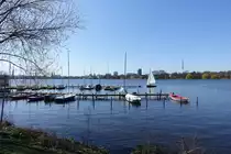 Hamburg am 1.4.2019: Blick �ber die Au�enalster,  vor der Stadtkulisse werden die ersten Segelboote klargemacht  /