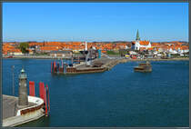 Rnne, die grte Stadt Bornholms, dient als Tor zur weiten Welt. Hier befinden sich der Hafen und der Flughafen. Die Hafeneinfahrt wird von gleich zwei Leuchttrmen bewacht. Unweit des Hafens liegt die aus dem 13. Jahrhundert stammende Kirche Sankt Nicolai. (22.04.2019)