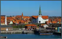 Das Zentrum von R�nne mit dem Leuchtturm, der Methodistischen Kirche und der wei�en Kirche Sankt Nicolai. (22.04.2019)