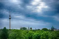 Der Berliner Fernsehturm vom Aussichtsturm am Mauerpark aus gesehen. Rechts im Bild ist der Berliner Dom zu sehen. Aufnahme: 8. Juni 2019.