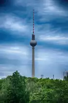 Der Berliner Fernsehturm vom Aussichtsturm an der �Gedenkst�tte Berliner Mauer� in Gesundbrunnen aus gesehen. Die B�ume im Vordergrund stehen auf dem St. Elisabeth Friedhof. Aufnahme: 8. Juni 2019.