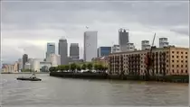 London. Auch das ehemalige Lagerhaus an der Globe Wharf in Rotherhithe wurde zu einem Wohngeb�ude umgebaut. Im Hintergrund �berragen dei Hochh�user bei Canary Wharf (Tower Hamlets) die alte Bausubstanz. 09.06.2019