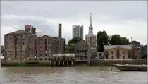 London. In der N�he der Thames Tunnel Mills und der Gemeindekirche St. Mary the Virgin unterquert der 1843 fertiggestellte Themsetunnel den Fluss zwischen Rotherhithe und Wapping. Geplant f�r Pferdekutschen wurde er zun�chst von Fu�g�ngern und sp�ter (bis 2007) von der U-Bahn genutzt. Seit 2010 wird der Tunnel von den Z�gen der London Overground befahren. Im fr�heren Maschinenhaus befindet sich das Brunel Museum; Vater und Sohn Brunel planten den Tunnel.  09.06.2019