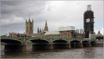 London. Hinter der Westminster Bridge sind die in der Sanierung befindlichen Houses of Parliament zu sehen, rechts der eingerstete Big Ben. 06.06.2019