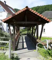 Suggental im Schwarzwald, gedeckte Fu�g�ngerbr�cke �ber den Talbach, Juni 2019