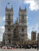 London. Die Westminster Abbey geht in ihrer heutigen Form auf das Jahr 1245 zurck, bereits 960 entstand ein Vorgngerbau. Hier ist die Westfassade zu sehen. Am rechten Bildrand ist der Victoria Tower des Parlaments zu sehen. 08.06.2019