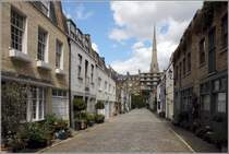 London. Die Leinster Mews ist ein Beispiel fr Mews, wie es sie vielfach in London zu sehen gibt. Zwischen zwei Straenzgen mit prachtvollen herrschaftlichen Husern gibt es diese Gassen, in den die Gebude im unteren Teil als Stallungen und Wagenremisen und im oberen Teil als Wohnung fr die Kutscher dienten. Heute sind diese Gebude wegen ihrer ruhigen Lage als Wohnhuser sehr beliebt. 08.06.2019