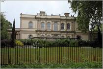 London. Die Veneto Villa ist eine der sechs Quinlan Terry's Regent's Park villas, die zwischen 1988 und 2004 in einer Ecke des Regent's Park erbaut wurden. Eine Bootsfahrt auf dem Regent's Canal bietet einen Blick vom Wasser auf die Gebude. 10.06.2019