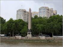 London. Den um 1450 v. Chr. gestalteten Obelisken Cleopatra's Needle erhielt Grobritannien 1819 als Geschenk. Erst 1877 wurde er nach London transportiert und am Victoria Embankment aufgestellt. Dahinter berragt das Adelphi, ein Art dco-Gebaude, die Bume. 09.06.2019