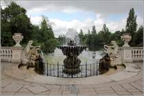 London. Blick aus den formalen Italian Gardens auf das Long Water der ansonsten als Landschaftsgarten gestalteten Kensington Gardens. 11.06.2019
