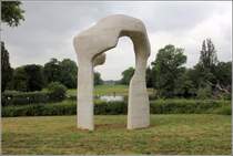 London. Ein Sichtachse bietet sich in den Kensington Gardens zwischen dem von Henry Moore gestaleten 'The Arch' im Vordergrund und dem Kensington Palace im Hintergrund. 11.06.2019
