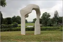 London. Ein Sichtachse bietet sich in den Kensington Gardens zwischen dem von Henry Moore gestaleten 'The Arch' im Vordergrund und dem Kensington Palace im Hintergrund. 11.06.2019