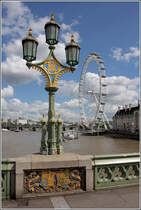 London. Von der Westminster Bridge mit ihren prchtigen Kandelabern hat man einen guten Blick auf das London Eye. Die Brcke verbindet die Stadtbezirke City of Westminster und Lambeth (rechts im Bild). 06.06.2019