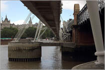 London. Die Golden Jubilee Bridges sind zwei Fugngerbrcken, die seit 2002 die Hungerford-Eisenbahnbrcke an beiden Seiten ergnzen. Im Bild ist die westliche der beiden Brcken zu sehen. 06.06.2019