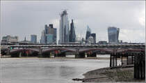 London. Blick zur Blackfriars Straenbrcke. Dahinter ist die berdachung der Blackfriars Eisenbahnbrcke zu erkennen. Das ganze wird von den Hochhusern der City berragt. 06.06.2019