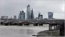 London. Blick zur Blackfriars Stra�enbr�cke. Dahinter ist die �berdachung der Blackfriars Eisenbahnbr�cke zu erkennen. Das ganze wird von den Hochh�usern der City �berragt. 06.06.2019