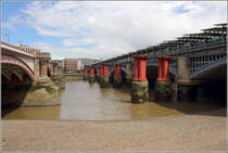 London. Die Blackfriars Brcken vom Sdufer: links die Straenbrcke und rechts die Eisenbahnbrcke von 1886. Dazwischen stehen die Pfeiler und Sulen der Eisenbahnbrcke von 1864, die ab 1984 zurckgebaut wurde. 06.06.2019