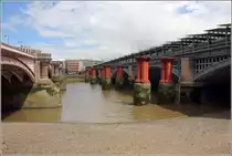 London. Die Blackfriars Br�cken vom S�dufer: links die Stra�enbr�cke und rechts die Eisenbahnbr�cke von 1886. Dazwischen stehen die Pfeiler und S�ulen der Eisenbahnbr�cke von 1864, die ab 1984 zur�ckgebaut wurde. 06.06.2019