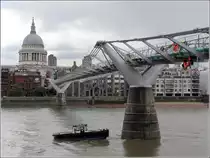 London. Die 2000 er�ffnete Millenium Bridge ist eine Fu�g�ngerbr�cke zwischen der Tate Modern in Southwark und der St. Paul's Cathedral in der City. Schon kurz nach ihrer Er�ffnung musste die Br�cke wegen heftiger Schwingungen f�r fast zwei Jahre geschlossen werden, um eine D�mpfungssystem einzubauen. 06.06.2019