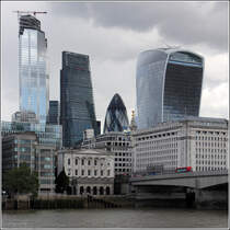 London. Auf diesem Foto sind einige der modernen Wolkenkratzer versammelt. Von links: der noch im Bau befindliche Broturm an der Bishopsgate soll eine Hhe von 278 m erreichen; in der Leadenhall Street steht der 225 m hohe Broturm mit dem Spitznamen  The Cheesegrater  (Die Ksereibe); die nur 180 m hohe Gurke (The Gherkin) steht in der St. Mary Axe; rechts dann das  Walkie-Talkie  genannte, 160 m hohe Brohaus in der Fenchurch Street. 06.06.2019