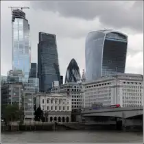 London. Auf diesem Foto sind einige der modernen Wolkenkratzer versammelt. Von links: der noch im Bau befindliche B�roturm an der Bishopsgate soll eine H�he von 278 m erreichen; in der Leadenhall Street steht der 225 m hohe B�roturm mit dem Spitznamen  The Cheesegrater  (Die K�sereibe); die nur 180 m hohe Gurke (The Gherkin) steht in der St. Mary Axe; rechts dann das  Walkie-Talkie  genannte, 160 m hohe B�rohaus in der Fenchurch Street. 06.06.2019
