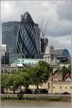 London. Das 180 m hohe B�rohaus mit dem Spitznamen  The Gherkin  (Die Gurke) �berragt die Geb�ude in der Nachbarschaft des Tower of London. 06.06.2019