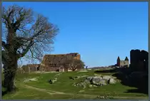 Der �u�ere Burghof der Burgruine Hammershus mit dem Speicherhaus im Hintergrund. (bei Sandvig, 23.04.2019)