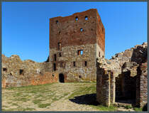 Rund um den Manteltrn (Bergfried) der Ruine Hammershus gruppiert sich die innere Burg. Gut zu sehen ist, dass der Turm nachtrglich aufgestockt wurde. (bei Sandvig, 23.04.2019)