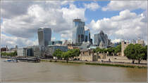 London. Neben dem Tower of London ragen die in den letzten Jahren entstandenen Wolkenkratzer der City in den Himmel. Ganz links ist die vergoldete Spitze des 61 m hohen   The Monument to the Great Fire of London  zu sehen. 06.06.2019