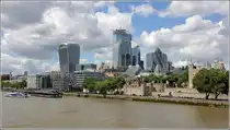 London. Neben dem Tower of London ragen die in den letzten Jahren entstandenen Wolkenkratzer der City in den Himmel. Ganz links ist die vergoldete Spitze des 61 m hohen   The Monument to the Great Fire of London  zu sehen. 06.06.2019