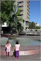 London. Der Springbrunnen  Girl with a dolphin  wurde von David Wynne geschaffen und steht bei den St. Katherine Docks am Ufer der Themse. 06.06.2019