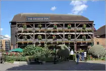 London. Das  Dickens Inn  in den St. Katherine Docks. 06.06.2019