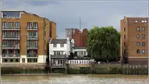 London. Das alte Pub  The Prospect of Whitby  behauptet seinen Platz am Ufer der Themse gegen modernere Bauten. 09.06.2019