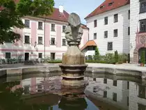 Trebon, Brunnen im Schlosshof, erbaut 1712 von Paul Ignaz Bayer (27.05.2019)