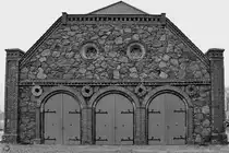 Eine aus Ziegel- und Feldsteine gebaute Stallung, so gesehen Ende Dezember 2014 in der N�he des Schlosses von Kartlow.