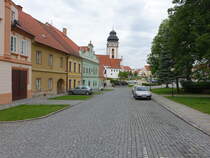 Bechyne, Gebude und St. Matthus Kirche am Masaryka Platz (27.05.2019)