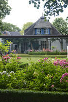 Spiegelung am Museum Kunst der Westkste in Alkersum auf der Insel Fhr. Aufnahme: 3. Juli 2019.