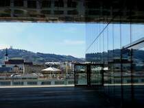 7 Kirchtrme, Spiegelung, Kunst beim Kunstmuseum Lentos, oder wie immer man dieses Bild benennen mchte;
bzw. Kirchturm von Linz-Urfahr, sowie Pstlingbergkirche spiegelt sich in der Glasfassade vom Kunstmuseum; 180406
