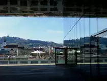 7 Kircht�rme, Spiegelung, Kunst beim Kunstmuseum Lentos, oder wie immer man dieses Bild benennen m�chte;
bzw. Kirchturm von Linz-Urfahr, sowie P�stlingbergkirche spiegelt sich in der Glasfassade vom Kunstmuseum; 180406
