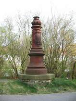 Zwei dieser S�ulen mit dem Wappen, stehen an einem ehemaligen Klinikareal in Leipzig Meusdorf, 01.04.08