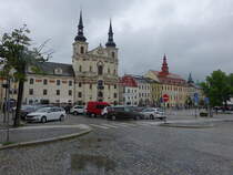 Jihlava, Jesuitenkirche St. Ignatius und Rathaus am Hauptplatz Masarykovo Namesti (28.05.2019)