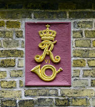 Posthorn und Monogramm des dnischen Knigs Friedrich VI. Am Mittelburgwall 32, Friedrichstadt. Aufnahme: 9. Juli 2019.