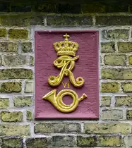 Posthorn und Monogramm des d�nischen K�nigs Friedrich VI. Am Mittelburgwall 32, Friedrichstadt. Aufnahme: 9. Juli 2019.