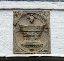 Hinweis auf den Beruf als Weinhndler am Paludanushaus in Friedrichstadt.  Von vielen Husern, die im Ersten Schlesischen Krieg in 1850 zerstrt wurden, blieben die Hausmarken erhalten und schmcken nun den Neubau. Aufnahme: 9. Juli 2019.