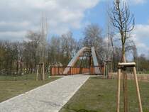 Eine neue Fu�g�ngerbr�cke �ber die Nei�e verbindet den deutschen Ort Guben mit dem polnischen Gubin. Seit im Dezember die Grenzkontrollen weggefallen sind, kann man Polen ebenso einfach betreten, wie man es von den bisherigen Schengen-Staaten kennt. Noch mangelt es an Projekten wie diesen, es gibt meist nur eine Br�cke pro Ort, kaum grenz�berschreitenden �PNV. Es gibt noch viel zu tun, aber man w�chst zusammen. 5.4.2008