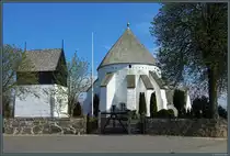Die Kirche von �sterlars ist die gr��te und �lteste Rundkirche Bornholms. Sie wurde um 1150 errichtet. Links ist der Glockenturm zu sehen. (25.04.2019)