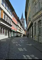 An diesem Montagmittag waren auf der Kr�merbr�cke in Erfurt relativ wenige Menschen unterwegs, weshalb ein Durchblick zum Turm der �gidienkirche in Ruhe fotografisch festgehalten werden konnte.
[3.6.2019 | 12:19 Uhr]