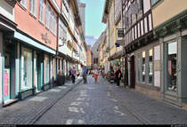 Die Krmerbrcke ist der Touristenmagnet in Erfurt schlechthin, nicht zuletzt durch die vielen gut erhaltenen Fachwerkhuser mit kleinen Geschften oder auch Cafs. Es handelt sich um die lngste durchgehend mit Husern bebaute und bewohnte Brcke Europas.
[3.6.2019 | 12:23 Uhr]