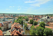 Nach dem leicht abenteuerlichen Aufstieg zum Turm der gidienkirche bietet sich ein wunderbarer Blick auf das Erfurter Stadtgebiet.
Blick in sdwestlicher Richtung auf den Flusslauf der Gera mit im Hintergrund sichtbaren Hochhusern am Juri-Gagarin-Ring. Weiterhin zu sehen sind u.a. die Predigerkirche (rechte Bildhlfte) sowie die Barferkirche (linke Bildhlfte).
[3.6.2019 | 12:34 Uhr]